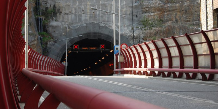 Una imatge del túnel del Pont Pla tancat.