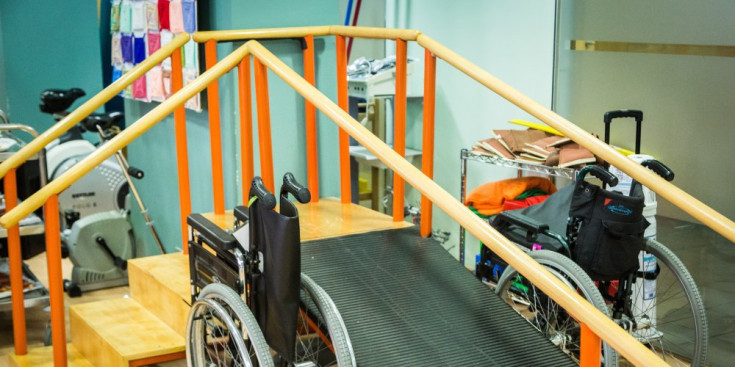 Cadires, màquines i altres aparells que els fisioterapeutes utilitzen per a les sessions de rehabilitació, en un centre sociosanitari del país.
