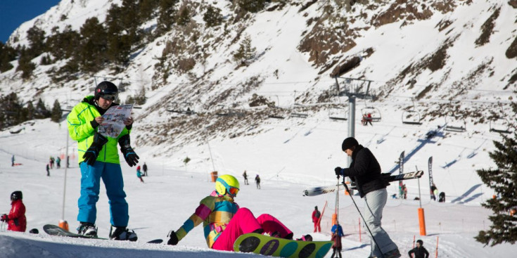 Diversos turistes practiquen esquí o ‘snowboard’ a les pistes d’Arinsal.