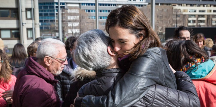 Dues dones s’abracen en l’acte d’un manifest feminista a la plaça Lídia Armengol.