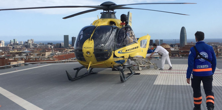 L’helicòpter d’Helliand que dona servei al SAAS desembarca un pacient a l’heliport de l’Hospital de Sant Pau de Barcelona.