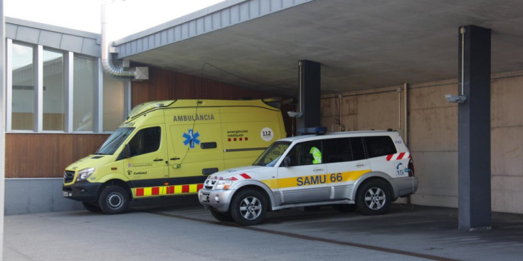 Vehicles del SEM i del SAMU, a la base conjunta de l'Hospital de Cerdanya.