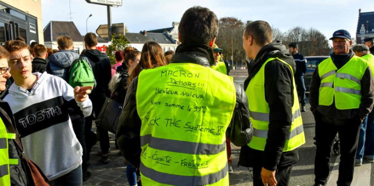 Un grup protesta contra la pujada dels carburants a França.