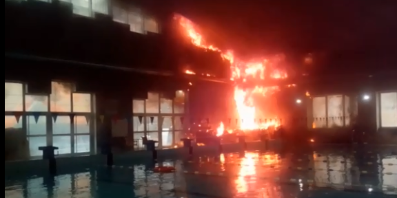 La piscina d’Els Serradells durant l’incendi, ahir.