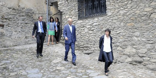 Antoni Martí i Consol Naudí passegen per la renovada Casa Rosell, ahir.