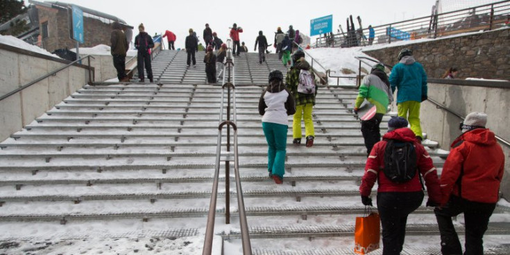 Esquiadors accedeixen a una estació d’esquí.