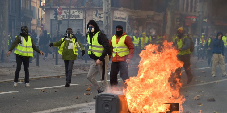 Un grup de manifestants amb armilles grogues encén una barricada, el passat dissabte a Tolosa.