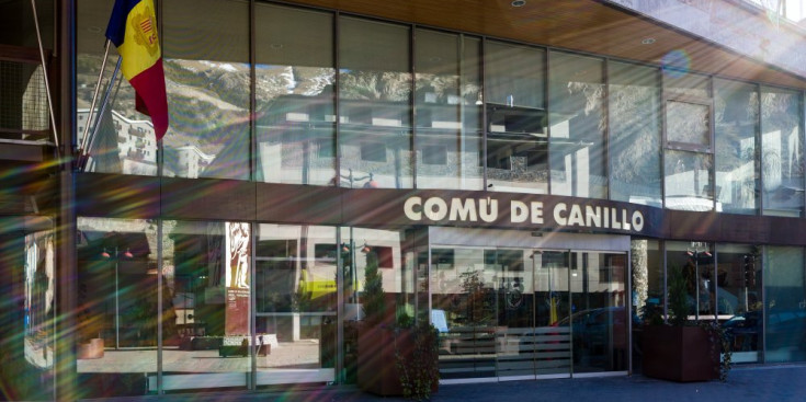 Vista de la façana del Comú de Canillo.