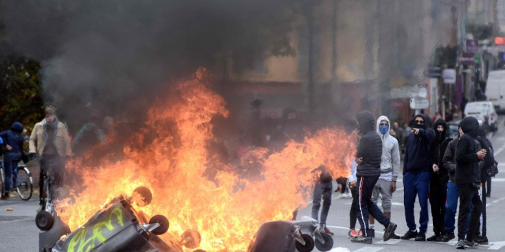 Contenidors cremen, ahir, durant les manifestacions estudiantils de suport als Armilles Grogues a Tolosa.