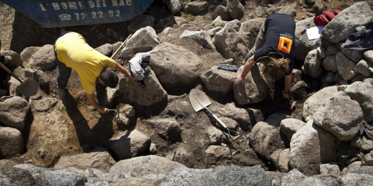 Arqueòlegs treballant en el jaciment de la Margineda.