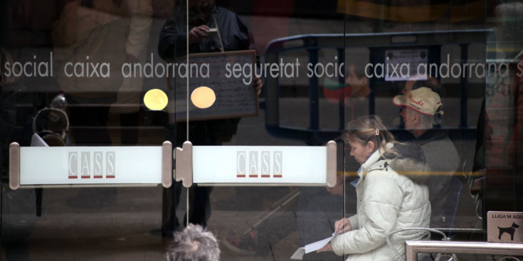 Usuaris esperant a la Caixa Andorrana de Seguretat Social.