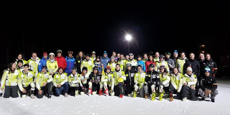 Foto de família de la Federació Andorrana d’Esquí a les pistes de l’Hotel Parador Canaro, ahir.