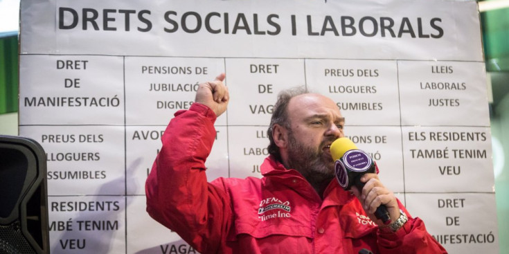 Gabriel Ubach durant el parlament que va fer el dia de la manifestació de protesta pels preus dels lloguers i en favor dels drets socials i laborals.