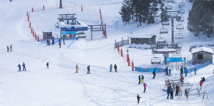 Esquiadors a les pistes de Grandvalira, ahir.