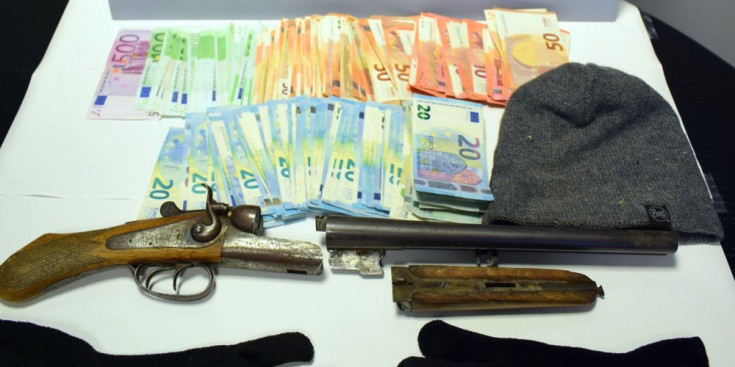 Objectes i diners que se li van trobar al presumpte atracador.