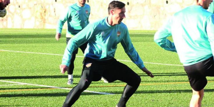 El jugador de l’FC Andorra Fede Bessone entrena al Camp d’Esports Prada de Moles.