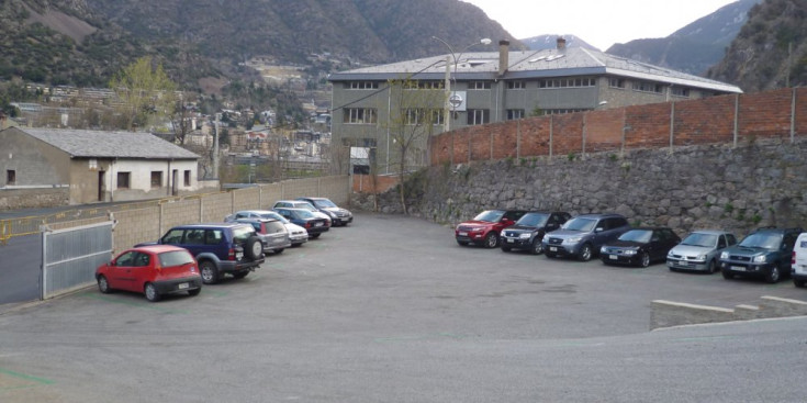 Vehicles estacionats al pàrquing d’Encorcers.