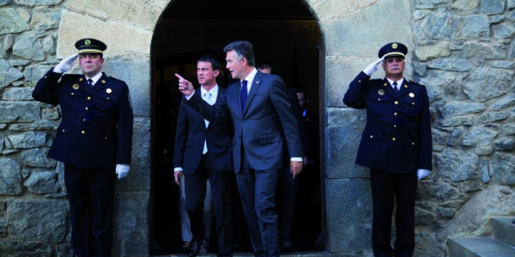 El síndic general, Vicenç Mateu, abandona la Casa de la Vall acompanyat pel primer ministre, Manuel Valls.