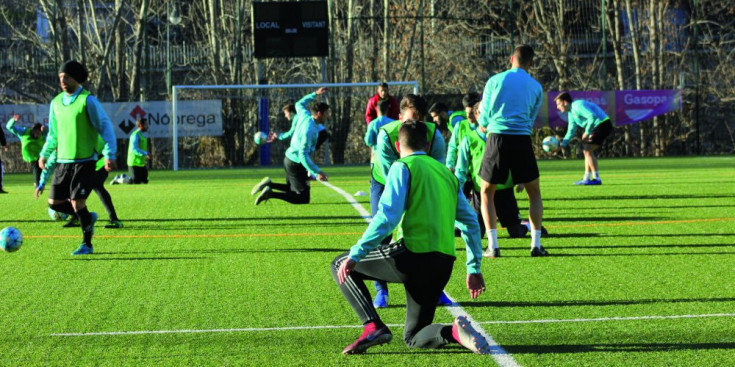 El nou FC Andorra celebra un entrenament al Camp d’Esports Prada de Moles.
