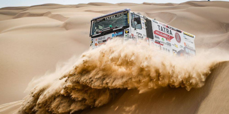Tatra de Martin Kolomy a la primera etapa del Dakar superant una duna