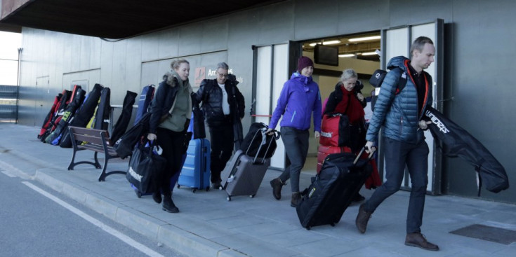 Turistes arriben a l'aeroport d'Alguaire.