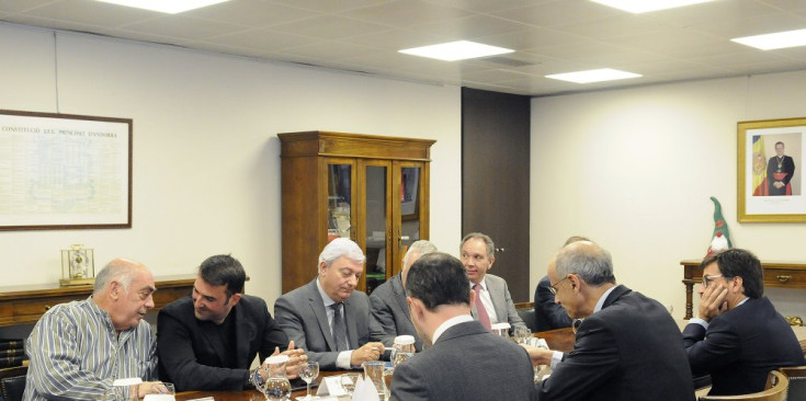 Gerard Cadena (al centre) i altres integrants de la CEA, la PIME i la Cambra de Comerç en una reunió amb membres del Govern, al gener.