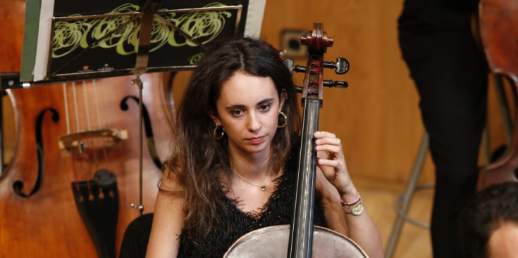 La violoncel·lista Carolina Bartumeu en un concert de l’ONCA.