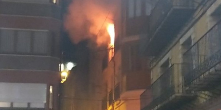 Incendi en un bloc de pisos a Puigcerdà.