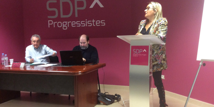 Sandra Cano en una intervenció a la seu d’SDP, acompanyada de Bartumeu i Miralles.