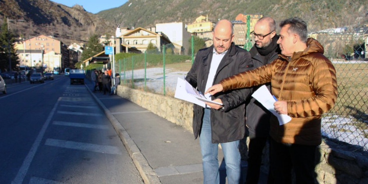 Jordi Torres, Jodi Rich i Miquel Mercé miren els plànols de les obres.
