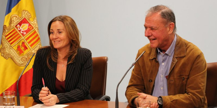 La ministra de Cultura, Joventut i Esports Olga Gelabert acompanyada per l’escriptor Albert Salvadó.