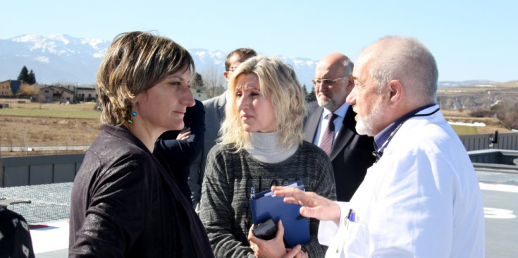 Alba Vergés, amb el director de l’Hospital de Cerdanya, Francesc Bonet.