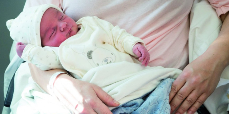 El primer nadó nascut l’any passat a l’Hospital de Meritxell, en braços de la seva mare.