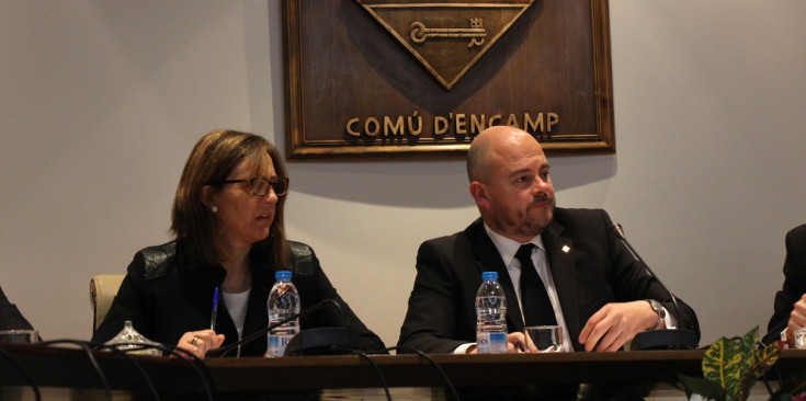 Els cònsols d’Encamp, Esther París i Jordi Torres, durant la sessió de consell.