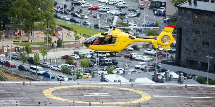 Helicòpter d'mergències aterrant a l'hospital de Meritxell.