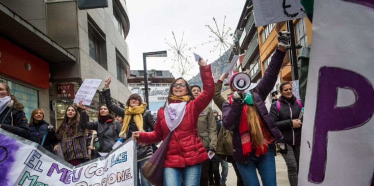 Diverses persones es manifesten a favor dels drets de les dones a Andorra la Vella, el passat 25 de novembre.
