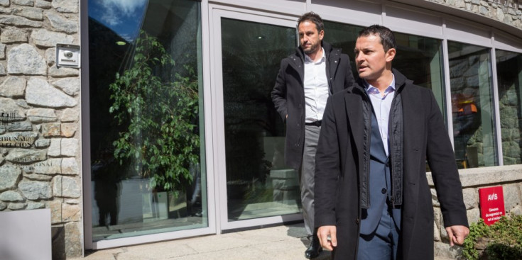 Pere López i Jordi Gallardo surten del Tribunal Constitucional després de presentar el recurs contra la Llei de la Funció Pública, el passat mes de març.