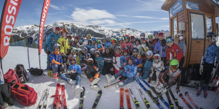 Foto conjunta a Soldeu dels esquiadors nacionals amb els ambaixadors de les Finals, Luc Alphand i Carolina Ruiz.