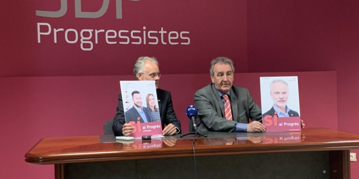 El candidat de Progressistes-SDP, Josep Roig, i el president del partit, Jaume Bartumeu, ensenyen els cartells de la campanya electoral, ahir.