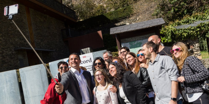 Els candidats de la llista nacional de L’A es fan un ‘selfie’ després de penjar el seu cartell a Ordino.