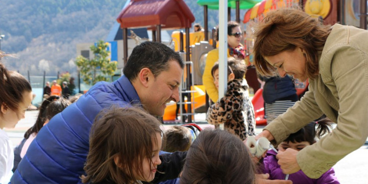El candidat a cap de Govern, Jordi Gallardo, ajuda uns infants, en el taller celebrat ahir a la plaça del Poble.