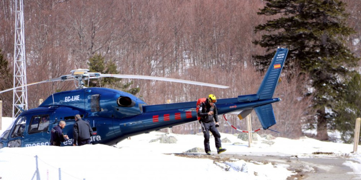 Un helicòpter dels Mossos d’Esquadra en un rescat d’alta muntanya.