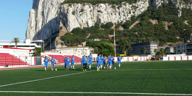 La plantilla del Don Denis en l’entrenament oficial al Victoria Stadium de Gibraltar, ahir a la tarda.