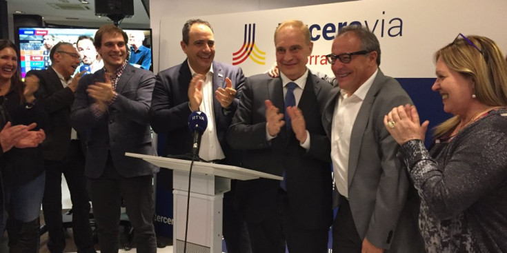 Josep Pintat i Joan Carles Camp amb altres membres de terceravia celebren el resultat obtingut a les eleccions.