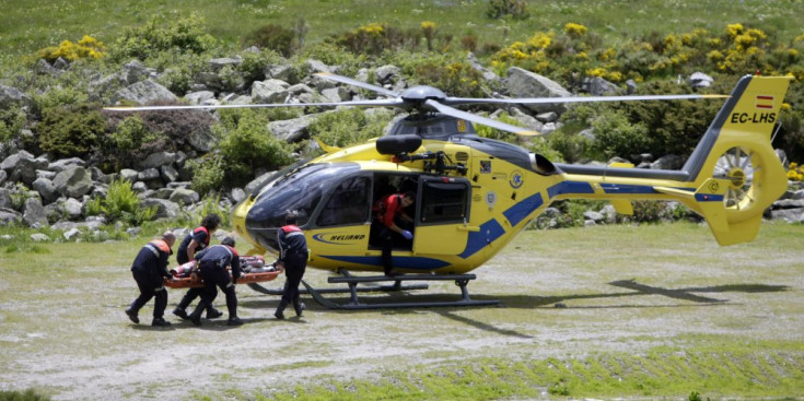 Els bombers realitzen un rescat en helicòpter.