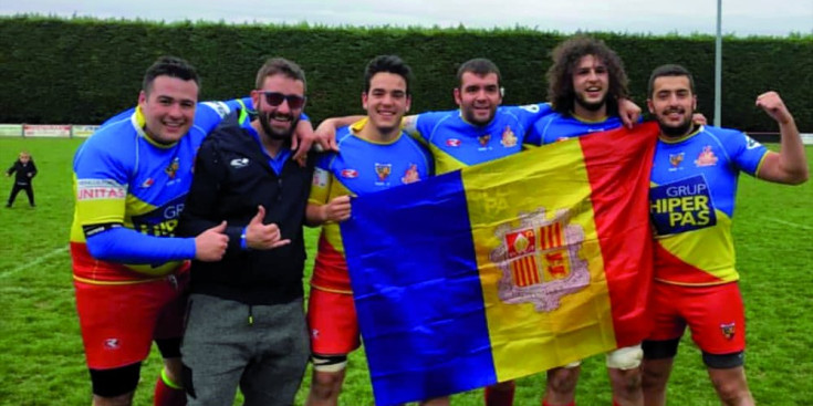 Els jugadors del VPC Andorra celebren l’ascens a Honor a Sant Joan del Falgar, ahir.