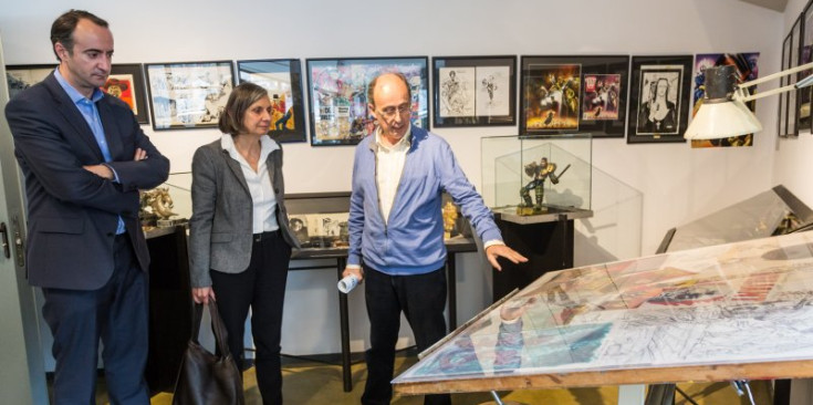 El cònsol major de la Massana, David Baró, l’ambaixadora francesa, Jocelyn Caballero i el president de l’ARCA, Joan Pieras, ahir al museu.