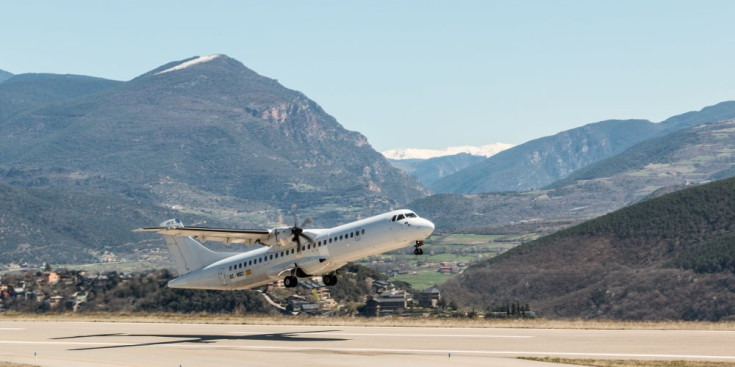 Un avió s’enlaira de l’aeroport de la Seu durant unes proves de vol.