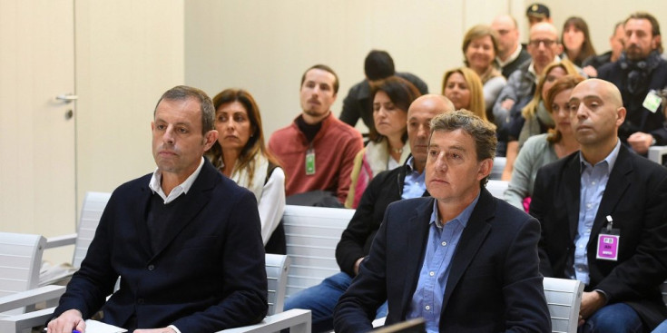 L’expresident del FC Barcelona, Sandro Rosell, i l’exconseller de Finances lauredià, Joan Besolí, el primer dia del judici, al febrer.