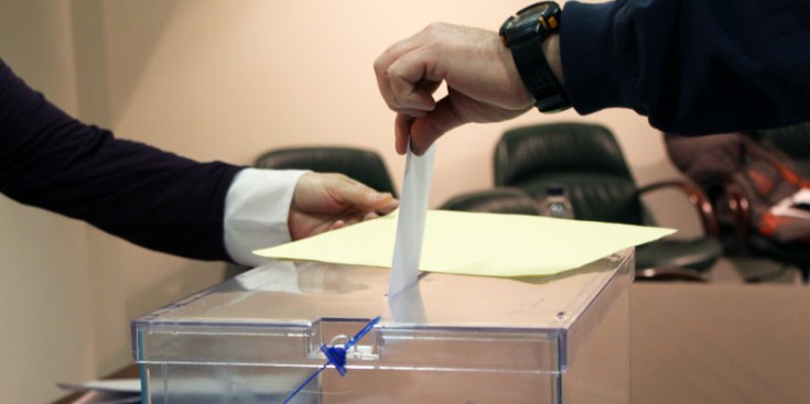 Imatge d’arxiu d’un resident dipositant el seu vot al consolat, durant les eleccions comunals del 2019.